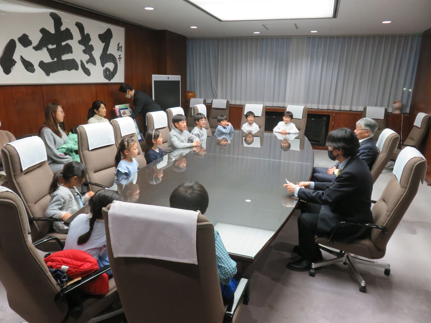 お米作りに参加した子どもたちと談話する永見市長(右)