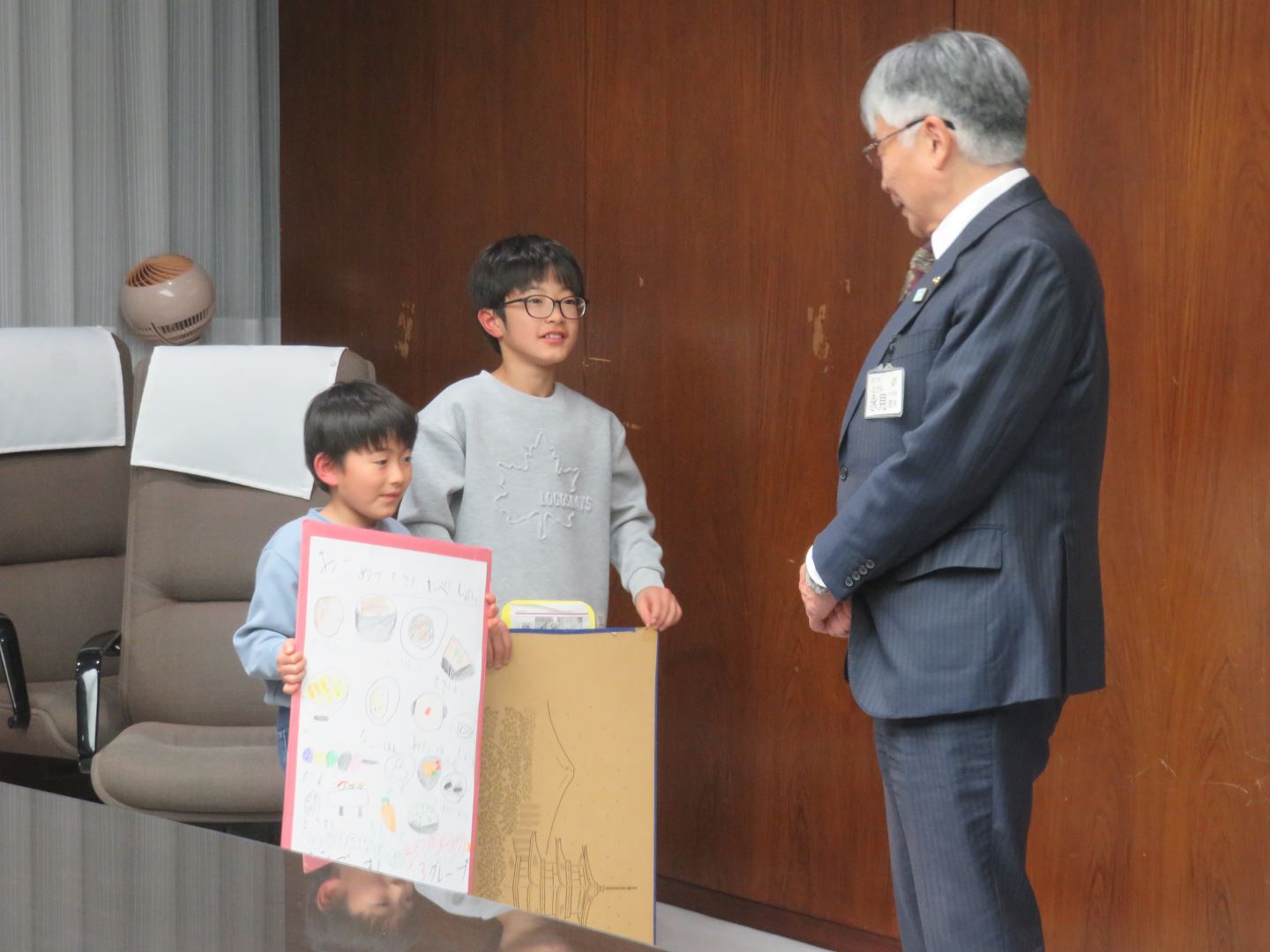 お米に関する発表をする子どもたち。