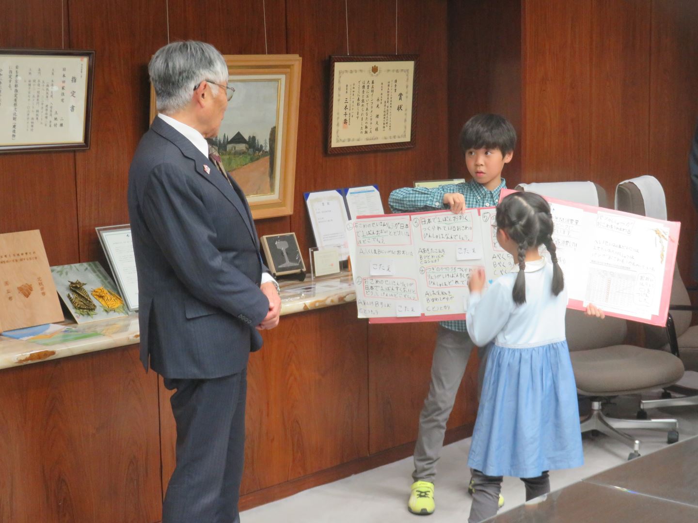お米に関する発表をする子どもたち。