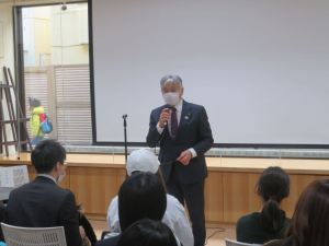 授賞式の冒頭で挨拶する永見市長。