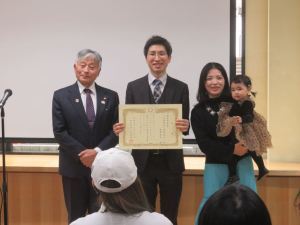 市長賞の受賞者と記念撮影する永見市長(左)。