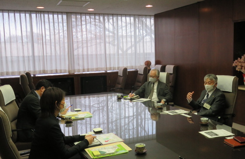 市の取り組みについて説明する永見市長