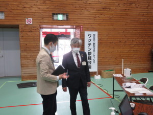ワクチン接種に関する説明を受ける永見市長
