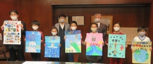 入賞された児童の皆さまと、市立第三小学校の日野校長(一列目左)、子ども大学くにたちの稲葉理事長(二列目左)、永見市長(二列目右)