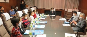 児童たちとSDGsについて語る永見市長。