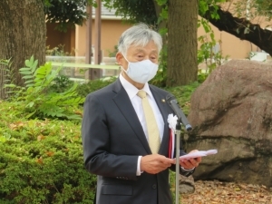 受賞された方々に感謝の意を表す永見市長。