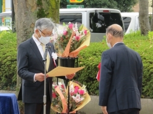 受賞された方々一人ひとりに賞状を授与する永見市長。