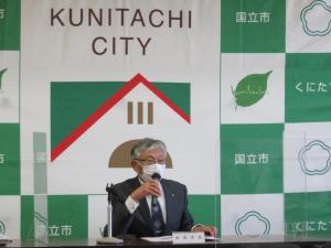 令和3年度当初予算(案)について説明する永見市長。