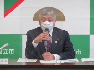 令和5年度当初予算(案)について説明する永見市長。