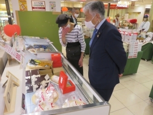 商品の説明を受ける永見市長。