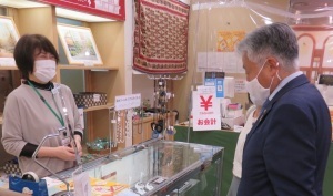 アクセサリーに興味を示す永見市長の様子