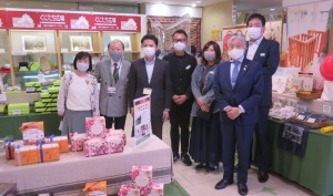 関係者の方々と一緒に記念撮影する永見市長。