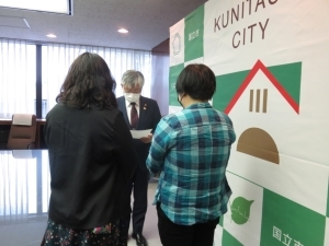 証明書を受け取る第1号のお二人と永見市長。