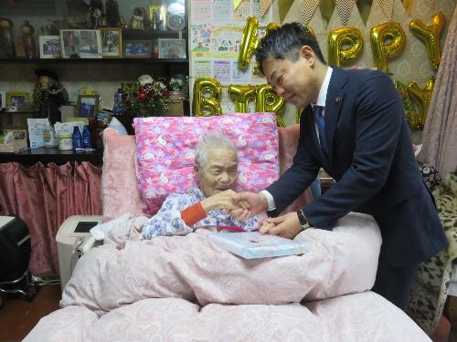 100歳お祝い訪問(澤井様)