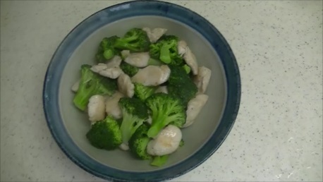 くにたち野菜レシピ：ブロッコリーと鶏ささ身のうま塩炒めの写真