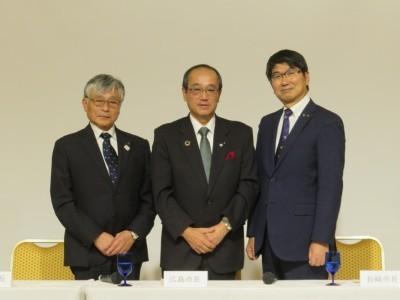 永見理夫国立市長(左)、松井一實広島市長(中央)、田上富久長崎市長(右)の写真