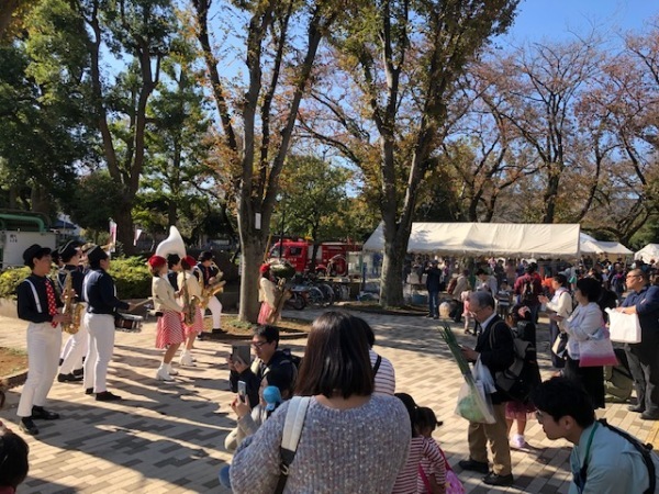 第29回国立市消費生活展の写真(ジャズバンドによる会場内演奏)