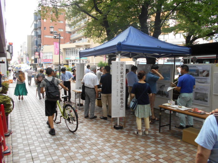 駅前報告会の状況