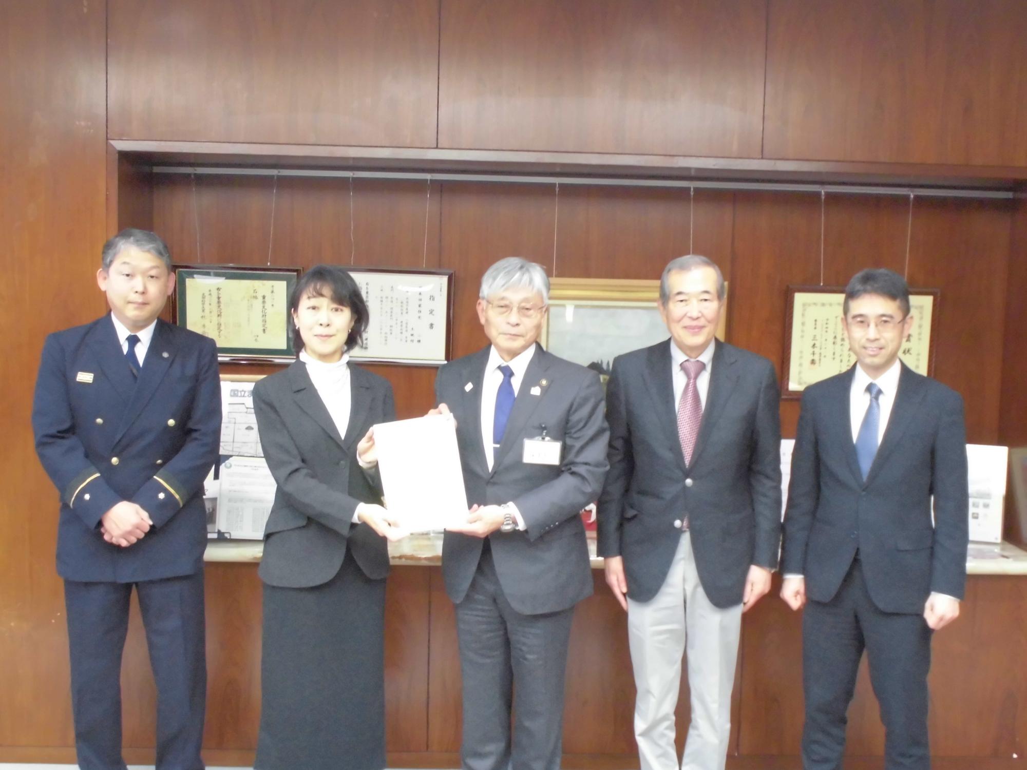 令和6年2月19日 答申式出席委員と永見市長