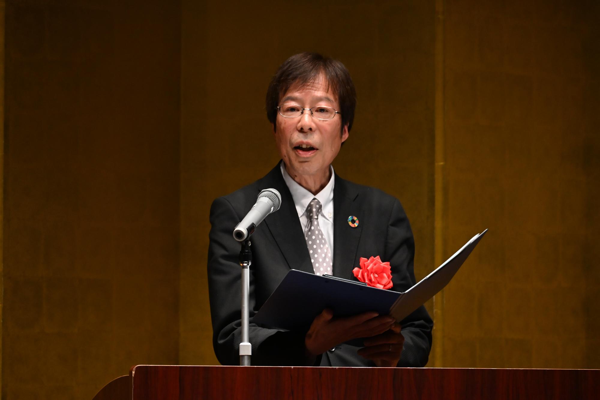 謝辞を述べる雨宮教育長